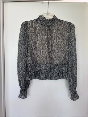 Parisian-style blouse 🦚